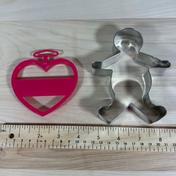 Assorted Cookie Cutters (Hearts, Card Suits, Gingerbread Man) - Picture 4 of 10